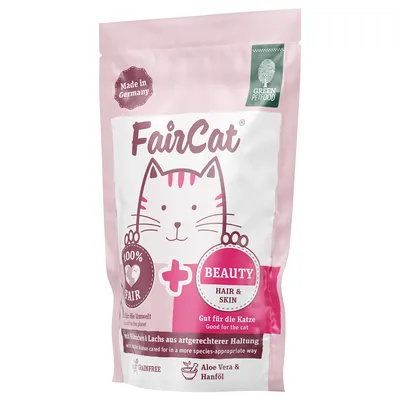 Opakowanie karmy FairCat Beauty Hair & Skin, Green Petfood, 100% fair, Made in Germany, bez zbóż, z aloesem i olejem konopnym. Widoczny rysunek kota oraz tekst w języku niemieckim i angielskim.