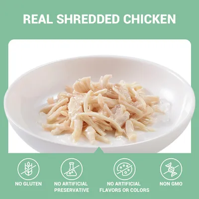 REAL SHREDDED CHICKEN. NO GLUTEN, NO ARTIFICIAL PRESERVATIVE, NO ARTIFICIAL FLAVORS OR COLORS, NON GMO (tekst na engleskom jeziku). Prikaz usitnjene piletine na bijelom tanjuru.