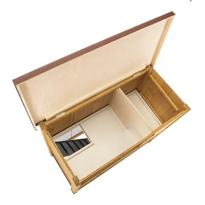 Custodia in legno con coperchio aperto, interno con divisorio e accesso a una scala visibile.