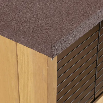 Vista dettagliata di un materiale da tetto marrone su una struttura in legno con pareti a griglia metallica.