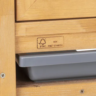 Certifikát FSC MIX, FSC® C146750 viditeľný na drevenom povrchu.