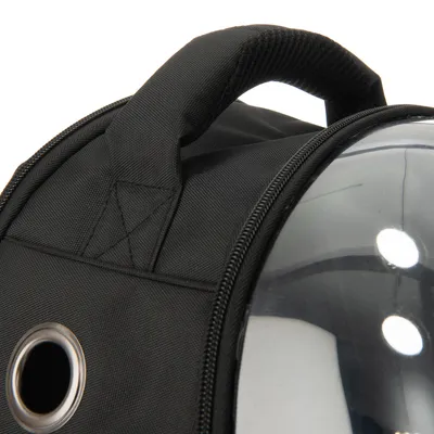 Detailweergave van een zwarte draagtas met handvat, ventilatieopening en transparant kijkvenster.
