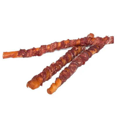 Drei gedrehte Kausnacks aus Rinderhaut, umwickelt mit getrocknetem Fleisch.