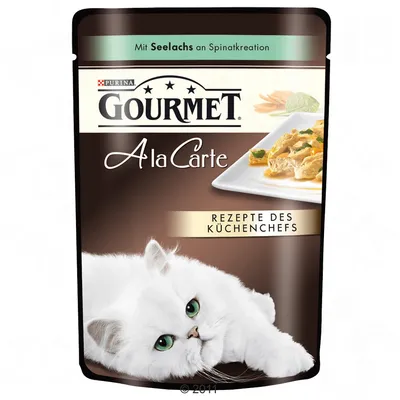 Purina Gourmet À la Carte cat food pouch, visible text: Mit Seelachs an Spinatkreation, Rezepte des Küchenchefs. Image of white cat and plated food. Text in German.