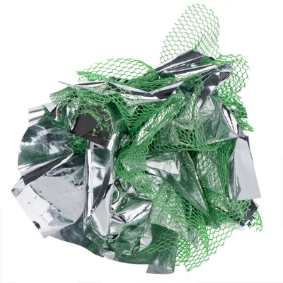 Balle pour chat composée de filet vert en plastique et de feuilles métalliques argentées froissées, sans marque visible.