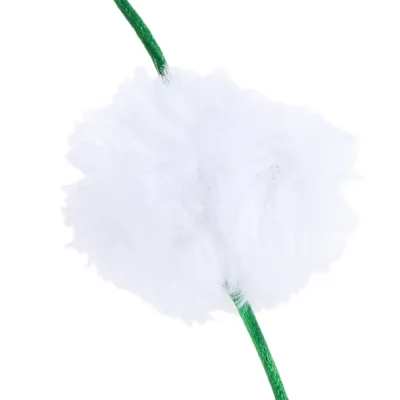 Biela chlpatá guľka pripevnená na zelenom špagáte, materiál textil. Detail produktu bez viditeľnej značky alebo ďalšieho textu.