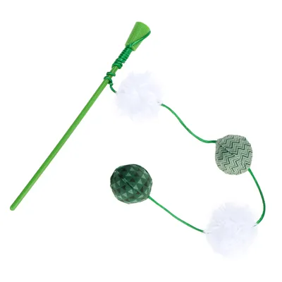 Zelená plastová palička s pripevnenou šnúrkou, na ktorej sú dve biele chlpaté gule a dve zelené textilné loptičky s rôznymi vzormi.
