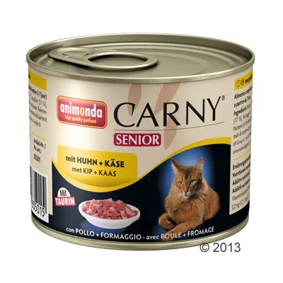 Blik Animonda Carny Senior kattenvoer, met kip en kaas, afbeelding van kat en vleesstukjes, tekst: 'mit HUHN + KÄSE', 'met KIP + KAAS', 'Mit TAURIN'.