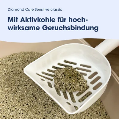 Diamond Care Sensitive classic Katzenstreu mit Aktivkohle für hochwirksame Geruchsbindung, Klumpenbildung sichtbar auf Streuschaufel. Diamond Care Sensitive classic Katzenstreu mit Aktivkohle für hochwirksame Geruchsbindung, Klumpenbildung sichtbar auf Streuschaufel.
