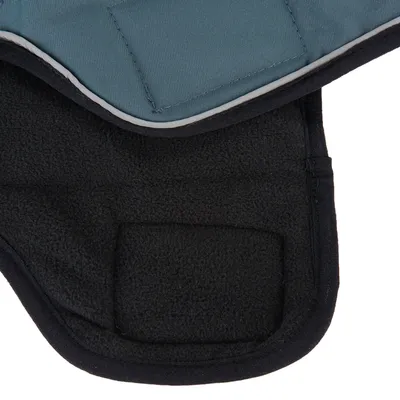 Nahaufnahme einer zweifarbigen Hundedecke mit blauer Oberseite und schwarzer Fleece-Unterseite.
