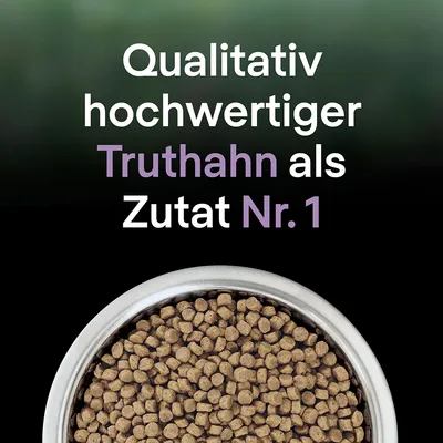 Texte en allemand : Qualitativ hochwertiger Truthahn als Zutat Nr. 1, avec une gamelle de croquettes vue du dessus.