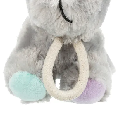 Peluche grise pour animal avec pattes en tissu peluche bleu clair et violet, anneau en corde beige visible à l’avant.