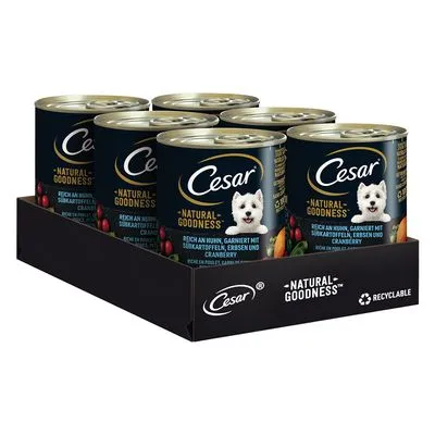 Multipack Cesar Natural Goodness natvoerblikken, zichtbaar: rijk aan rund, met zoete aardappel, erwten en cranberry. Zwarte tray met merknaam en recyclebaar-symbool.