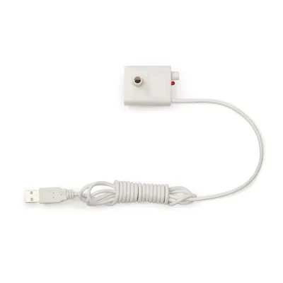 Pompe blanche avec câble USB, boîtier rectangulaire en plastique et embout visible. Aucun texte ou marque apparente.