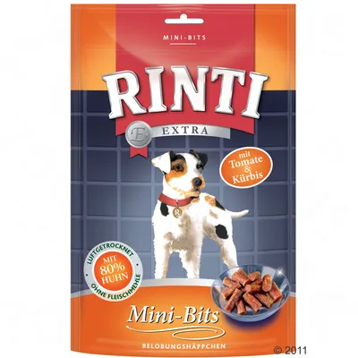 RINTI Extra Mini-Bits, mit 80% Huhn, ohne Fleischmehle, mit Tomate & Kürbis. Na obalu pes a miska s pamlsky.