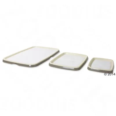 Kolme suorakulmaista muovikulhoa eri kokoisina, beige valkoisella pinnalla.