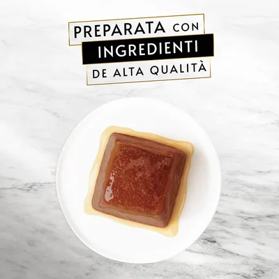 Testo: PREPARATA CON INGREDIENTI DE ALTA QUALITÀ. Immagine di un alimento umido per animali su piatto bianco.