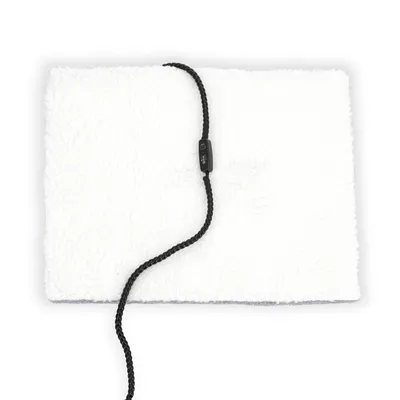 Tappetino bianco in tessuto con superficie morbida, dotato di cavo elettrico nero e interruttore visibile al centro del cavo.