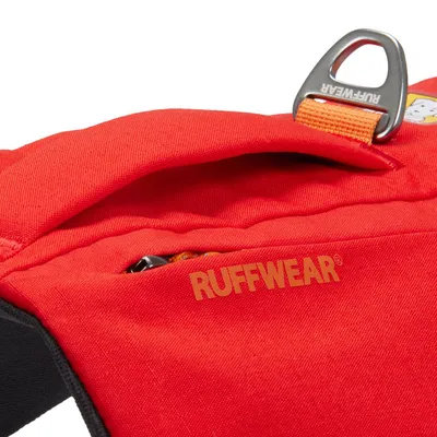 Ruffwear hundtillbehör i rött med metallring och handtag, lämpligt för utomhusaktiviteter.