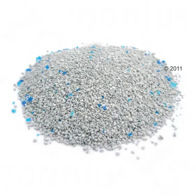 Szary żwirek dla kotów z niebieskimi granulkami, drobna frakcja. Widoczny luźno na białym tle.