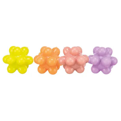 Quatre balles en plastique à picots pour animaux, couleurs jaune, orange, rose et violet, alignées sur fond blanc.