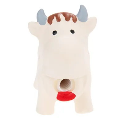 Hundelegetøj formet som en ko i hvidt gummi med brune pletter, blå horn og rød tunge. Åbning foran synlig.