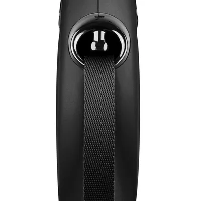 Czarna automatyczna smycz z taśmą, widok na mechanizm zwijający i szeroką taśmę z tworzywa sztucznego.