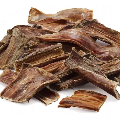 Snack per cani composto da pezzi di carne essiccata, senza confezione visibile né marchio identificabile.