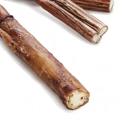 Snack da masticare essiccati a forma di bastoncino, superficie naturale marrone con struttura visibile.