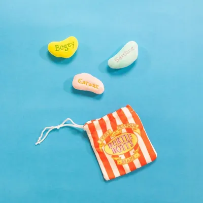Bertie Botts Beans bolsa de tela con tres juguetes de judía de colores, bordados con 'Bogey', 'Earwax' y 'Sardine'.