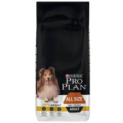 Sacchetto di crocchette per cani con testo visibile: Purina Pro Plan All Size Optiweight Light/Sterilised Adult. Immagine di un cane sulla confezione.