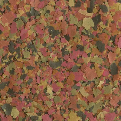 Scaglie multicolore di mangime per pesci, vista ravvicinata del prodotto senza confezione o marchio visibile. Scaglie multicolore di mangime per pesci, vista ravvicinata del prodotto senza confezione o marchio visibile.