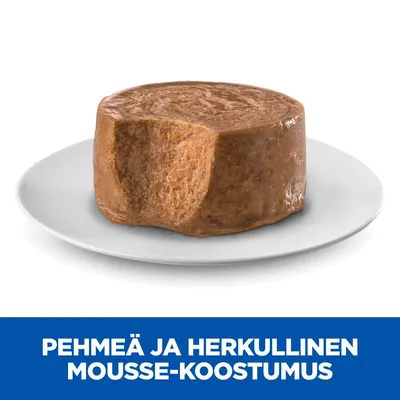 Pehmeä ja herkullinen mousse-koostumus, teksti valkoisella sinisellä pohjalla. Kuvassa lautasella vaaleanruskea moussemainen lemmikkiruoka.