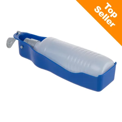Trinkflasche mit blauem Halter, tragbar und praktisch für unterwegs. Orangefarbener Banner mit Text 'Top Seller' oben rechts.