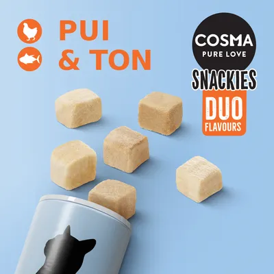 COSMA PURE LOVE SNACKIES DUO FLAVOURS, PUI & TON. Cuburi deshidratate pentru pisici, imagine cu ambalaj și bucăți de snack vizibile.