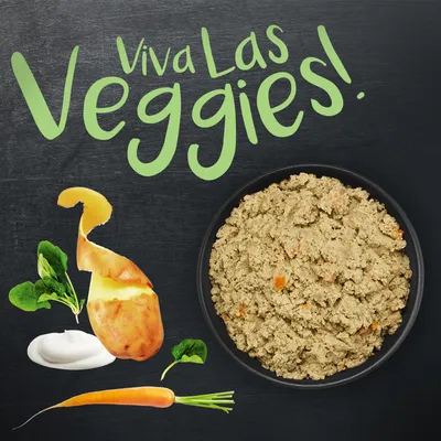 Texte « Viva Las Veggies! » avec un bol de nourriture, une pomme de terre pelée, des feuilles vertes, une carotte et une cuillerée de crème visibles sur fond noir.