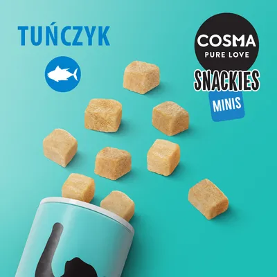 COSMA PURE LOVE SNACKIES MINIS, tuńczyk. Przysmak w postaci małych kostek, widoczne kawałki wypadające z opakowania.