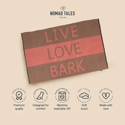Nomad Tales München manta com inscrição 'Live Love Bark'. Qualidade premium, confortável, lavável à máquina a 30 °C, toque suave, feita com carinho.