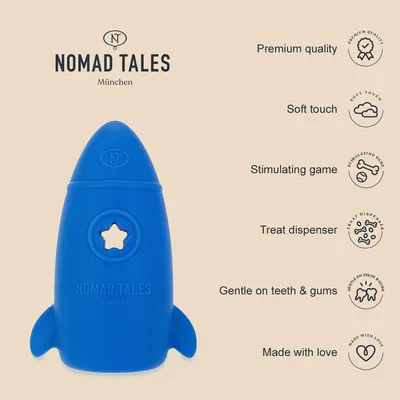 NOMAD TALES München feliratú kék rakéta alakú játék. Jobbra angol szöveg: Premium quality, Soft touch, Stimulating game, Treat dispenser, Gentle on teeth & gums, Made with love.