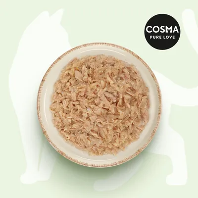 Assiette de nourriture humide pour chat, émincés de viande claire. Marque visible : COSMA PURE LOVE.