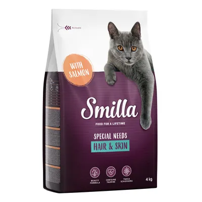 Sac de 4 kg Smilla Special Needs Hair & Skin, avec saumon. Mentions visibles : Beauty Formula, Contains Taurine, Yucca Schidigera. Chat gris sur l’emballage.