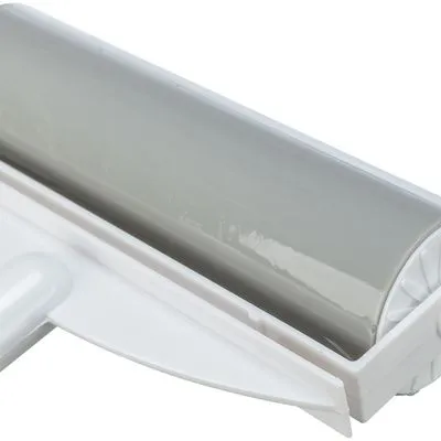 Pluizenroller met grijze kleefrol en wit kunststof handvat, close-up van het product zonder merknaam of extra tekst zichtbaar.