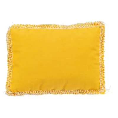 Rechthoekig geel kussen met zichtbare witte stiksels langs de randen, geen merknaam of tekst zichtbaar.