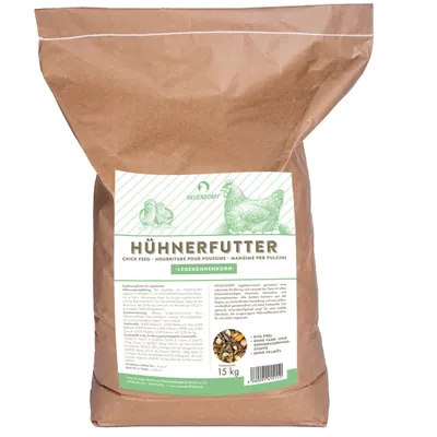 Papírový pytel s etiketou NEUENDORFF HÜHNERFUTTER, LEGEHENNENKORN, 15 kg. Text: GVO-frei, ohne Farb- und Konservierungsstoffe, ohne Palmöl. Ilustrace slepice a kuřat.