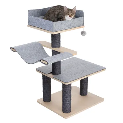 Kratzbaum mit drei Ebenen, grauen Filzauflagen und Sisal umwickelten Säulen. Obere Ebene mit Katzenbett und Spielzeugball. Katze liegt im Bett.