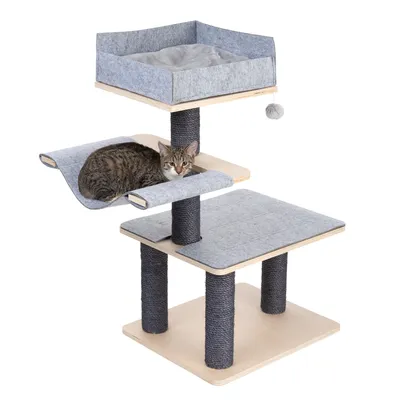 Kratzbaum mit drei Ebenen aus Holz und grauem Filz, inklusive Hängematte, Liegefläche und Spielball. Katze liegt auf der Hängematte.