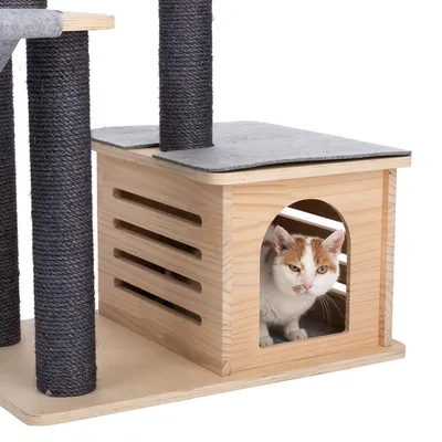 Klatretræ af træ med søjler omviklet med sisal, hule med sideventilationsåbninger og gråt liggeareal øverst.