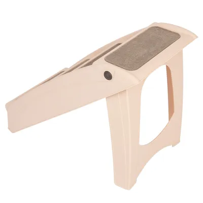 Beige Rampe mit rutschfester Oberfläche, geeignet für den Zugang zu erhöhten Flächen. Klappbares Design aus Kunststoff.