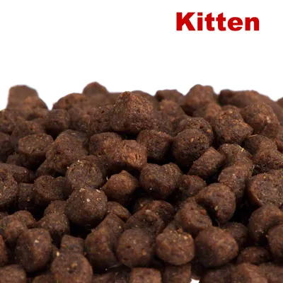 Droge brokjes kattenvoer met de tekst 'Kitten' in rood linksboven zichtbaar op de afbeelding.