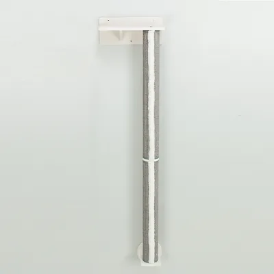 Wandmontierter Kratzstamm mit grauem Sisal und weissem Holz, vertikal ausgerichtet.